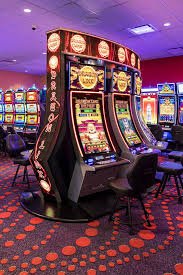 Dealer profesional memutar roda roulette dalam stream HD berkah303